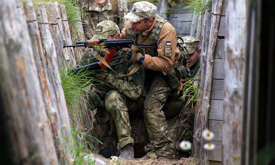 Soldados ucranianos en batalla