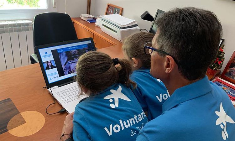 Voluntario “la Caixa” colaborando en una actividad digital como las que se organizarán con motivo de la Semana Social digital