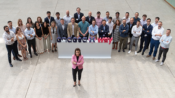 181 Elena posando con equipo Endesa X Way