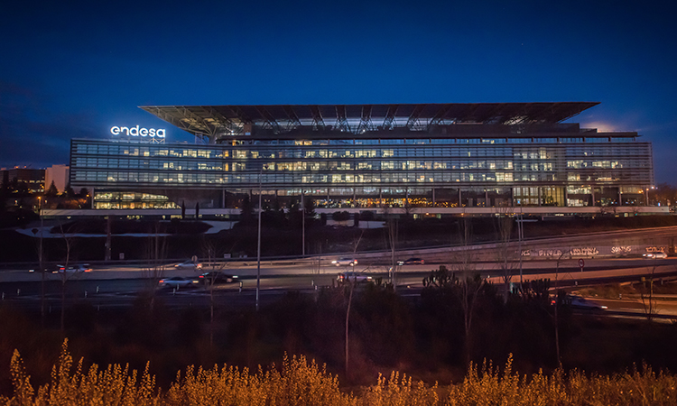 Endesa dona 2,5 millones a Madrid y Cataluña para luchar contra la COVID-19