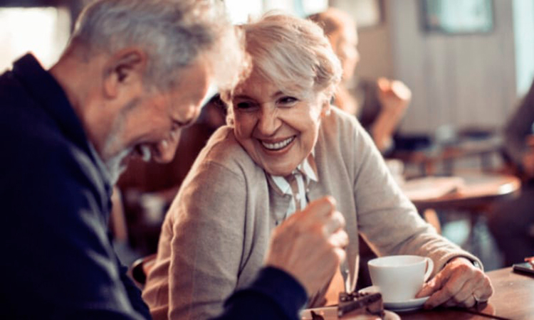 Conectados, con habilidades digitales y concienciados ante el ahorro y la jubilación, así son los españoles mayores de 50