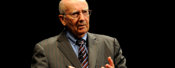 Durante el último medio siglo, Philip Kotler ha dominado el marketing, y lo sigue haciendo. Curioso, culto, comprometido, humanista e incansable, entre su extensa bibliografía se hallan títulos que se han convertido en la “Biblia” de esta ciencia para generaciones de estudiantes de todo el mundo, como Marketing Management, publicado por primera vez en 1967 y que acaba de lanzar su decimosexta edición. Lejos de cesar su investigación ni su actividad, Kotler sigue inmerso en múltiples proyectos innovadores, la mayoría en colaboración con otros grandes talentos. Uno de ellos es Christian Sarkar, con quien examina cómo el activismo de marca puede abordar los problemas perversos a los que hoy se enfrenta el mundo.