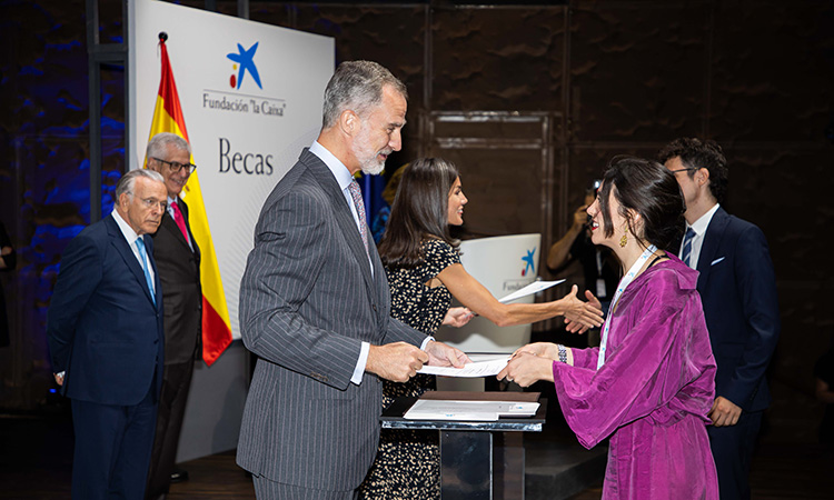 Los Reyes de España entregando las becas de la Fundación la Caixa