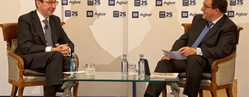 José Ignacio Goirigolzarri conversando con Ramón Adell, en desayuno de trabajo CEDE
