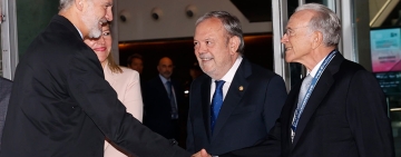 Fainé y el Rey dándose la mano