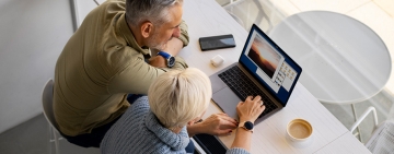 pareja mayor aprendiendo a usar tecnologia