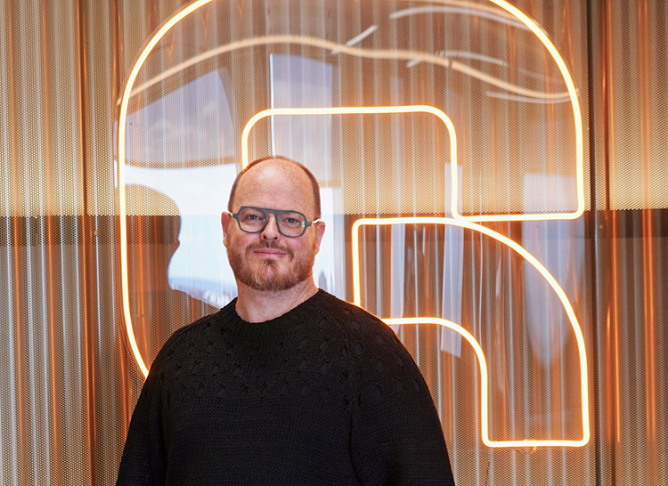 Jonathan Brill en la sede de Qaracter