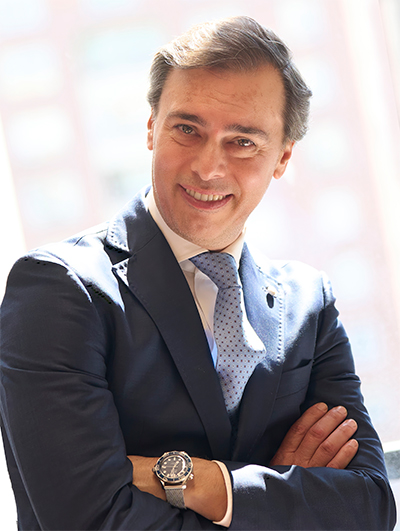 2025R PM IA Qaracter brazos cruzados