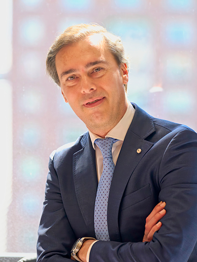 2025R PM IA Qaracter brazos cruzados dcha