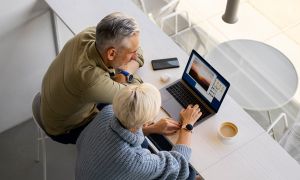 pareja mayor aprendiendo a usar tecnologia