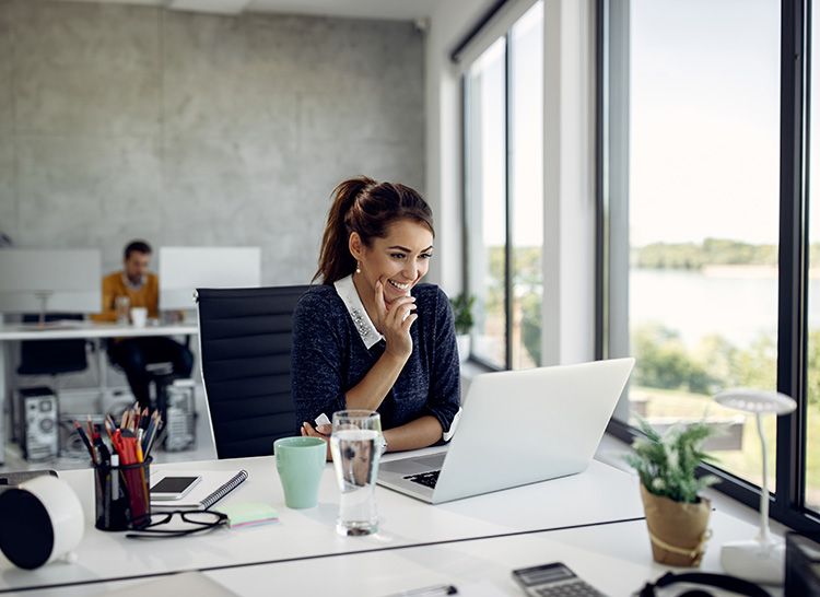 Chica feliz en el trabajo