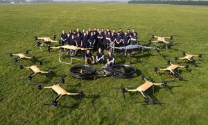 Equipo de Malloy Aeronautics posando con las aeronaves